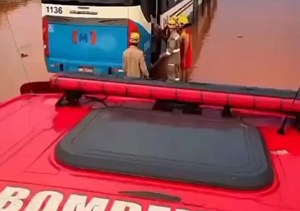 Militares retiraram os usuários do transporte coletivo em meio ao alagamento. Foto: Reprodução/ Redes Sociais