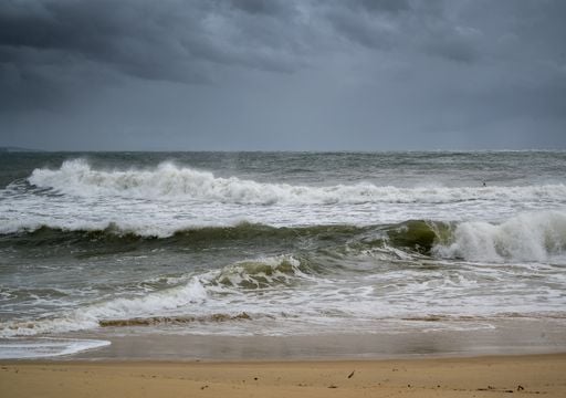 Temporal no litoral paulista desaloja moradores de Peru&iacute;be e coloca os morros de Santos em alerta m&aacute;ximo
