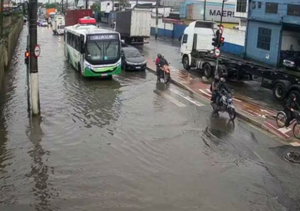 Avenida Nossa Senhora de Fátima em Santos amanheceu alagada. Foto: Reprodução/Prefeitura de Santos