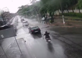 Temporal no Rio tem volume hist&oacute;rico e causa transtornos nesta segunda (19); alerta para mais 200 mm de chuva