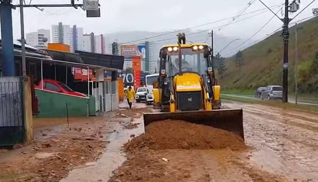 Avenida de Poços de Caldas foi invadida por lama em dia de chuva. Foto: João Daniel Alves/EPTV