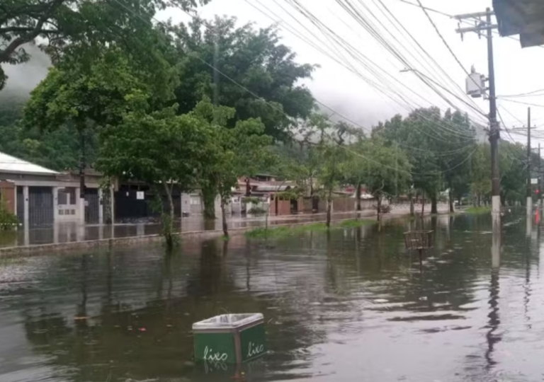 Temporal provoca deslizamentos no Guaruj&aacute; e alagamentos cr&iacute;ticos em cidades da Baixada Santista; veja imagens