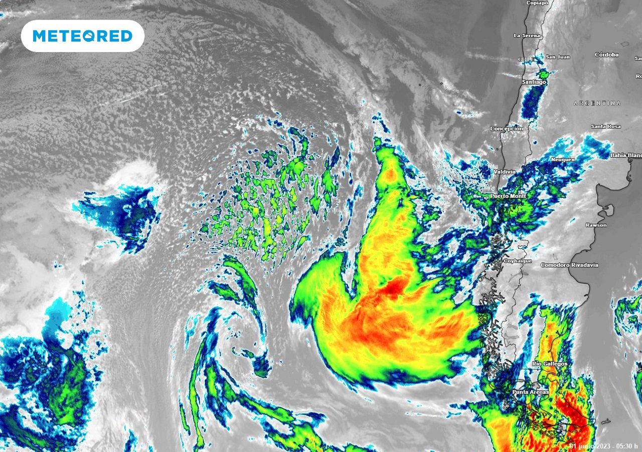 Una gran mancha de nubes, asociada al sistema frontal, llegará al país con lluvias. El postfrontal podría traer la posibilidad de tormentas eléctricas en el sur de Chile.