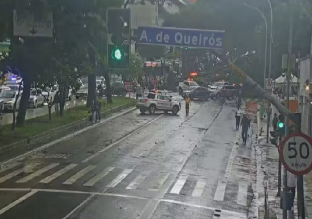 Árvore gigante caiu na Rua da Consolação, e CET bloqueou o sentido Centro da via — Foto: Reprodução/TV Globo Árvore gigante caiu na Rua da Consolação, e CET bloqueou o sentido Centro da via — Foto: Reprodução/TV Globo