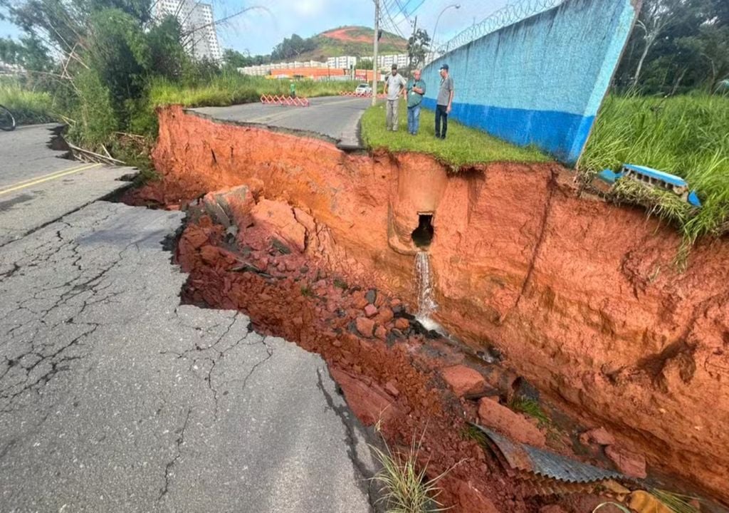 Temporal abriu uma cratera profunda em Juiz de Fora e deixou o trânsito da cidade em completo estado de alerta vermelho. Foto: Gabriel Landim/TV Integração Temporal abriu uma cratera profunda em Juiz de Fora e deixou o trânsito da cidade em completo estado de alerta vermelho. Foto: Gabriel Landim/TV Integração