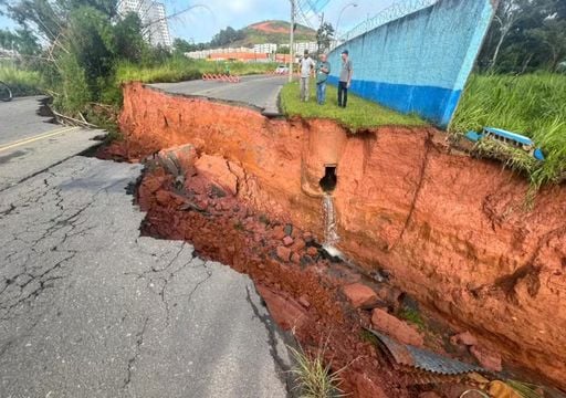 Temporal severo provoca inunda&ccedil;&otilde;es em ruas e abre cratera gigante em Juiz de Fora, MG; veja imagens
