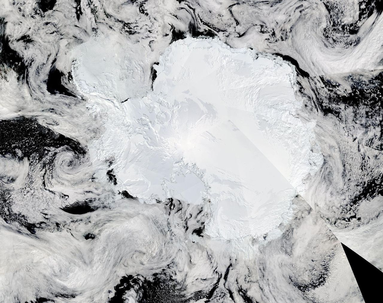 Imagen en color natural de la Antártida rodeada por borrascas a fecha de 10 de enero de 2026. NASA