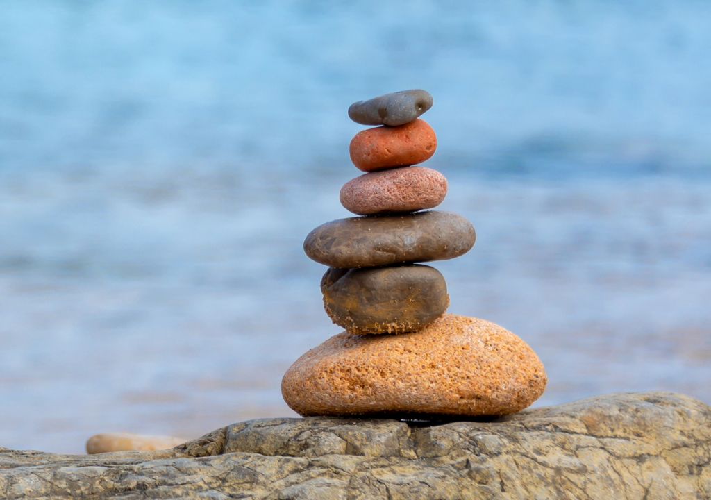 piedras de diferentes tamaños, equilibradas una sobre la otra