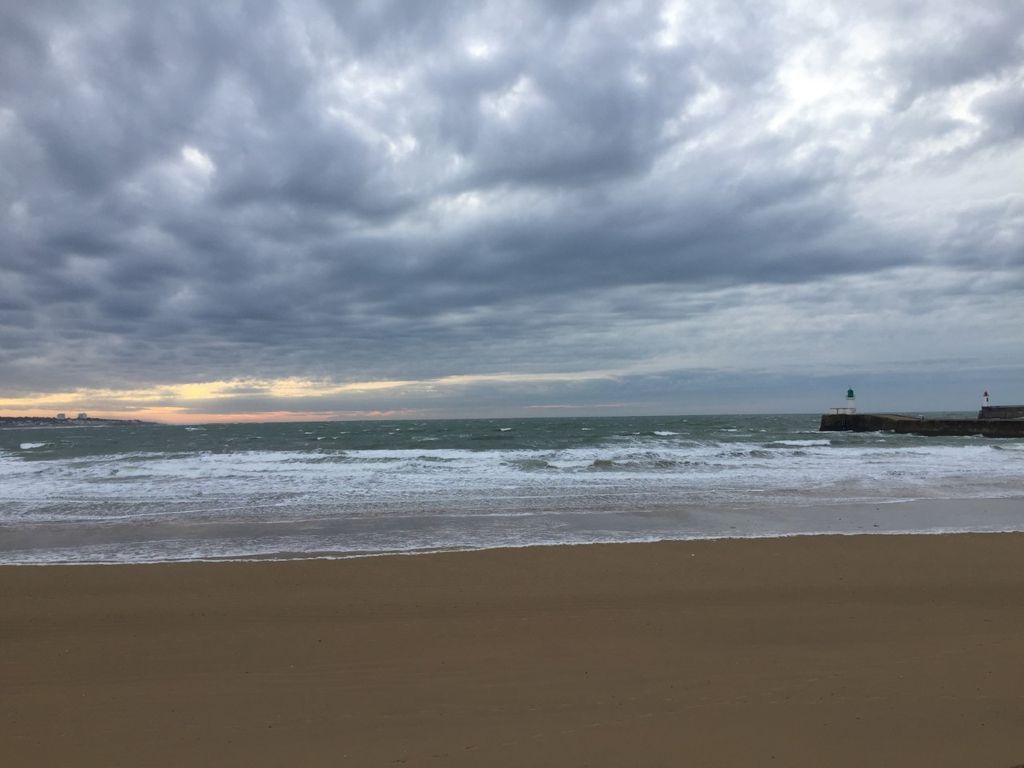 Les nuages seront souvent très largement dominants et apporteront de fréquentes pluies tout au long du mois.