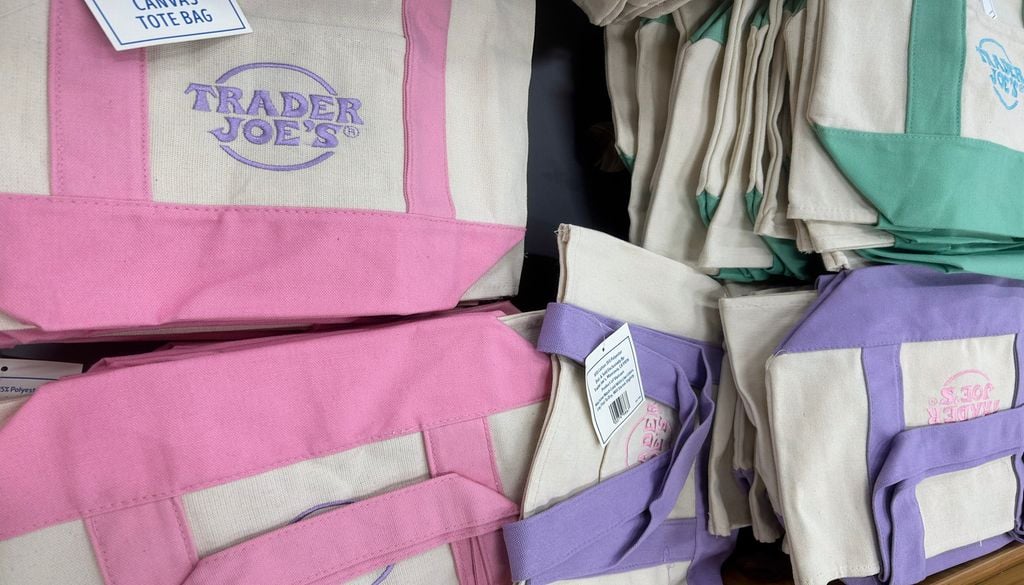 Mini tote bags pastel en série limitée vendus dans une boutique Trader Joe's à Santa Rosa, en Californie. Mini tote bags pastel en série limitée vendus dans une boutique Trader Joe's à Santa Rosa, en Californie.
