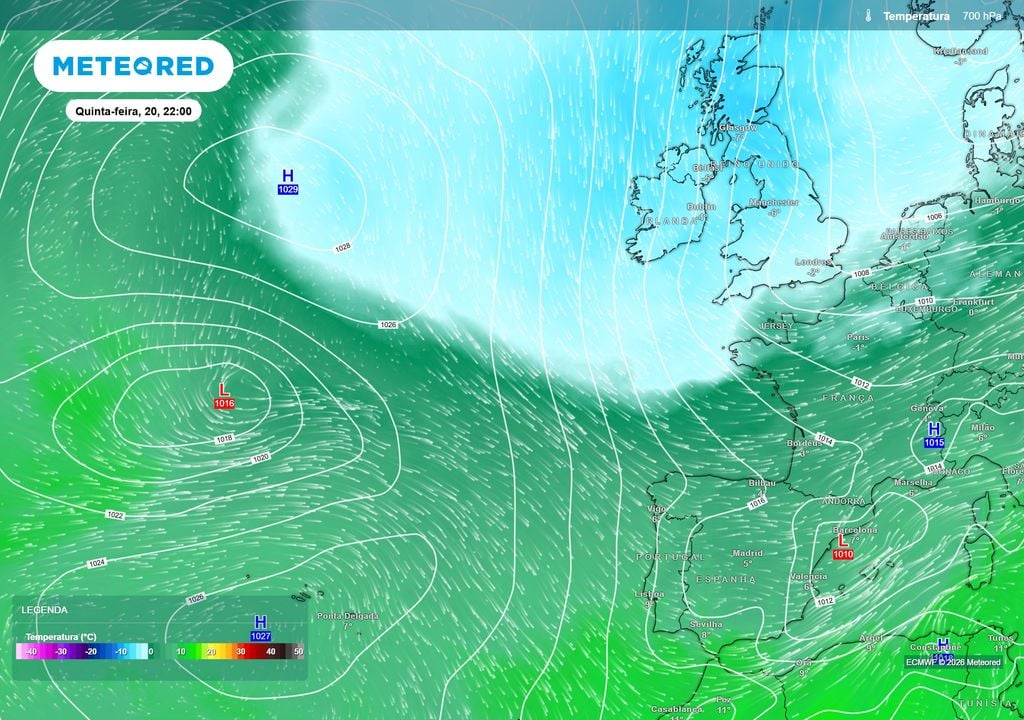A ondulação do jato polar permite a descida de ar mais frio para latitudes mais a sul. Embora a massa de ar polar não esteja diretamente sobre Portugal, a circulação atmosférica favorece a chegada de ar mais fresco ao território.