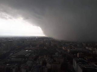Tenebrosa tormenta cubre la ciudad de Varsovia