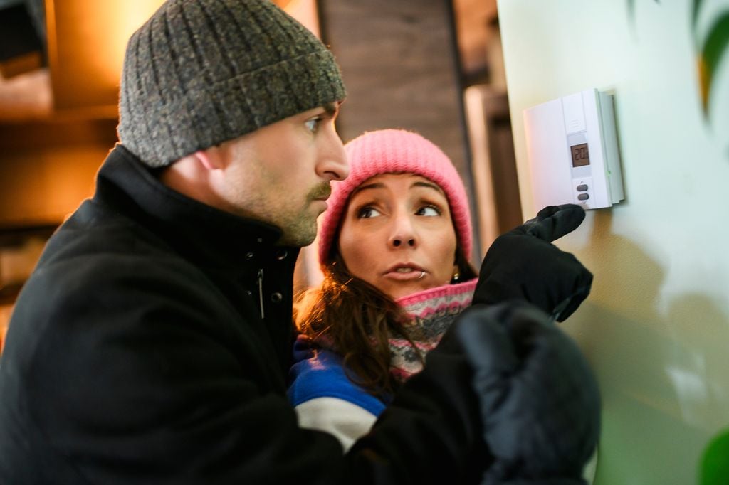 En zonas con calefacción se sufre de más sequía ambiental que influye en la deshidratación, no olvidemos beber agua