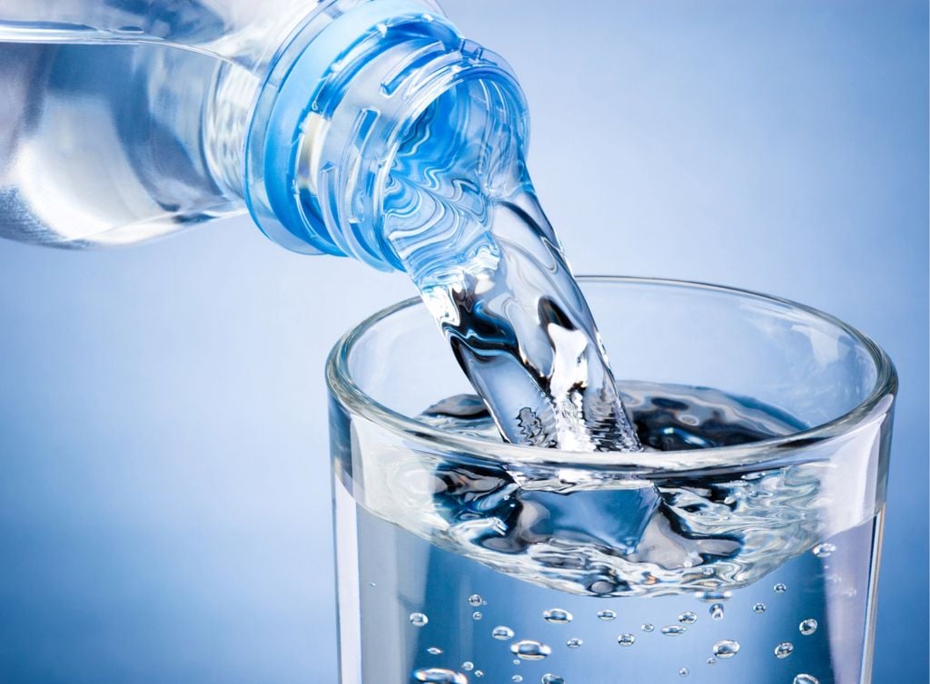 No es necesario beber obligatoriamente 2 litros de agua, pero sí tenemos que hidratarnos con frutas, caldos, té o café.