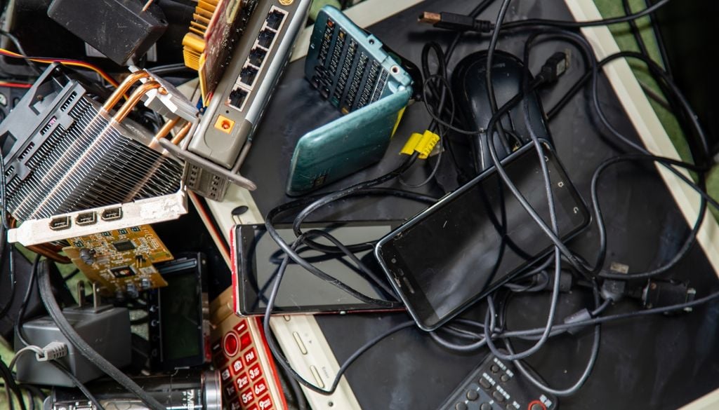 basura electrónica Cuanto más tiempo pasa un dispositivo guardado en un cajón, más se devalúa su precio de reventa y más difícil se vuelve recuperar sus componentes.