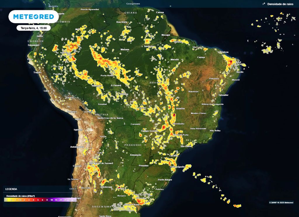 Mapa de densidade de raios para a terça-feira (04) destaca as regiões com maior potencial de tempestades.