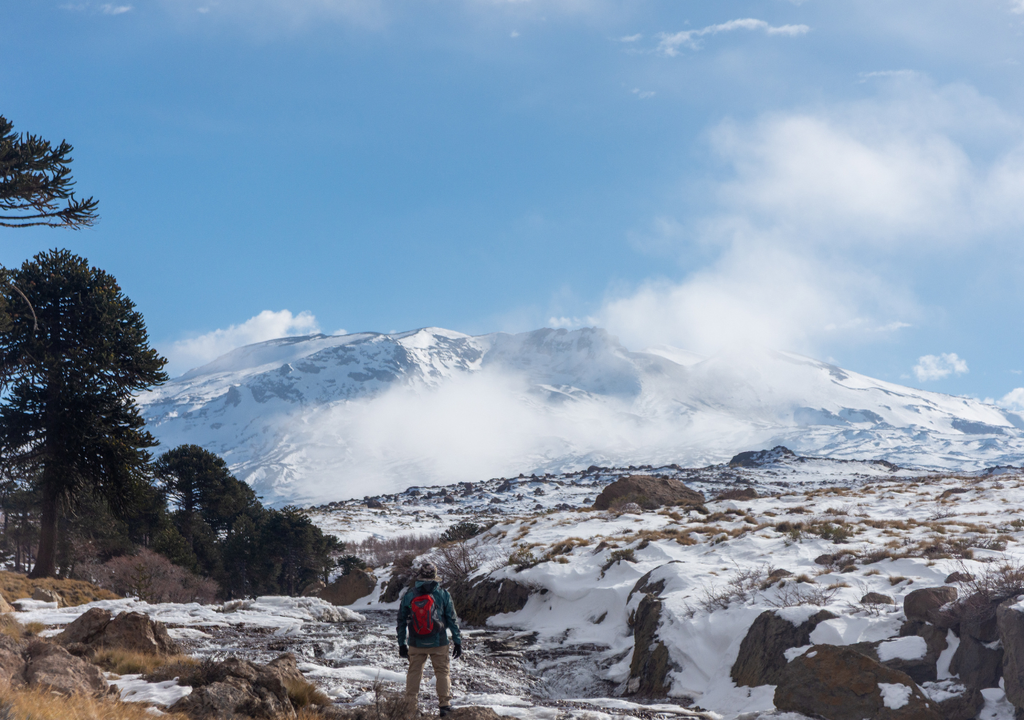 Copahue Neuquén Copahue es un pueblo ubicado al pie del volcán homónimo donde se combinan el frío extremo, la nieve y las aguas termales.