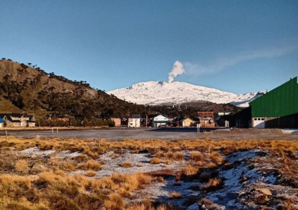 Copahue Neuquén En plena cordillera neuquina se destaca Copahue, un pueblo al que solo se puede acceder en motos de nieve y vehículos especiales. Foto: X @patagoniandina