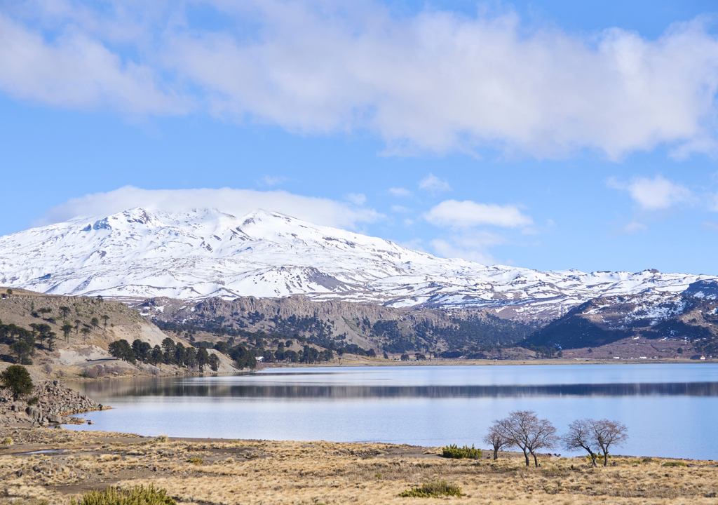 Copahue Neuquén El camino a Copahue atraviesa bosques de araucarias milenarias, hasta desembocar en un pueblo blanco donde fluyen los vapores termales.