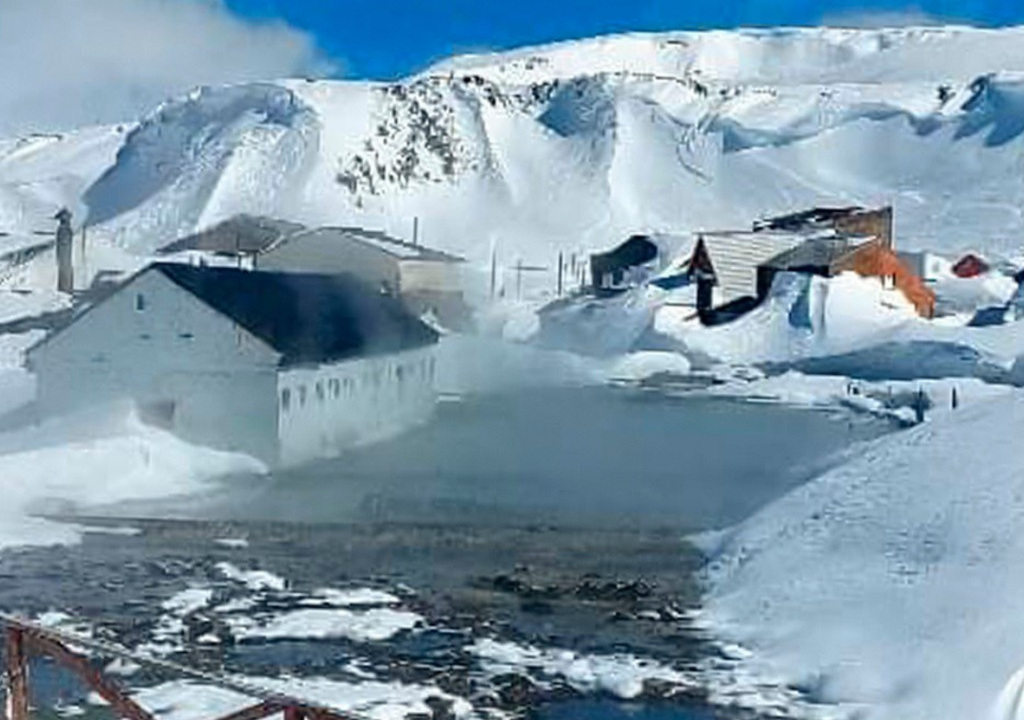 Copahue Neuquén Copahue se encuentra en la Cordillera de los Andes, cerca del límite con Chile y en una zona en que se registran intensas nevadas.