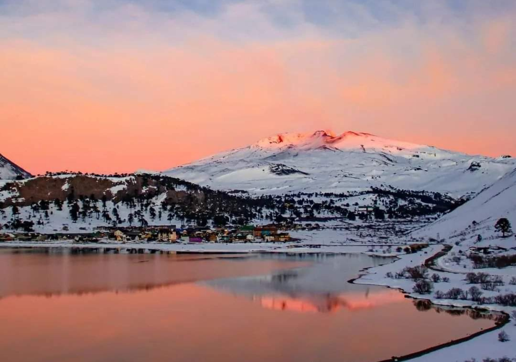 Copahue Neuquén Las aguas termales de Copahue tienen origen geotermal. El agua de lluvia y del deshielo se infiltra profundamente en el subsuelo, donde es calentada por el calor interno. Foto: X @Imagen_Arg
