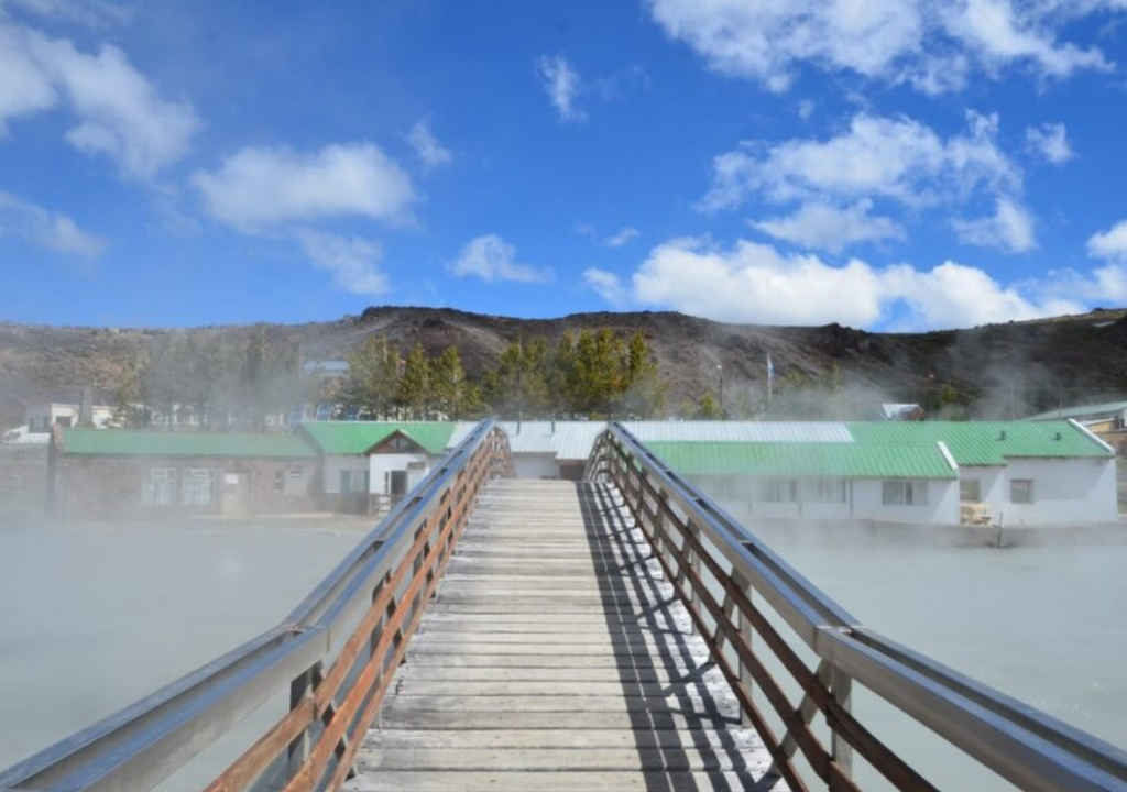 Copahue Neuquén Las excursiones a Copahue parten diariamente desde Caviahue. Se recomienda reservar previamente y contratar el ascenso con agencias habilitadas. Foto: X @patagoniandina