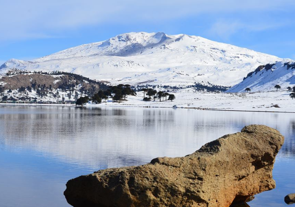 Copahue Neuquén Cuando el aire permanece varios grados bajo cero y todo alrededor está congelado, en Copahue las piscinas termales conservan temperaturas ideales para los baños terapéuticos. Foto: X @lfsur