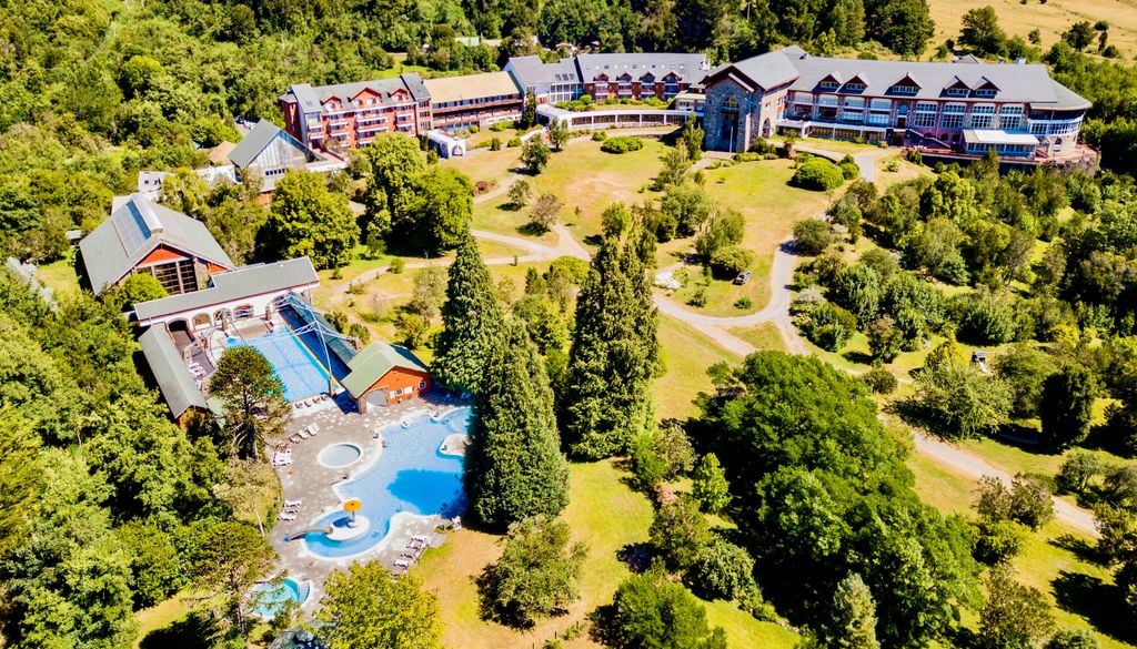 Termas de Puyehue, Región de Los Lagos. Las Termas de Puyehue destacan por la pureza de sus aguas y su ubicación privilegiada.