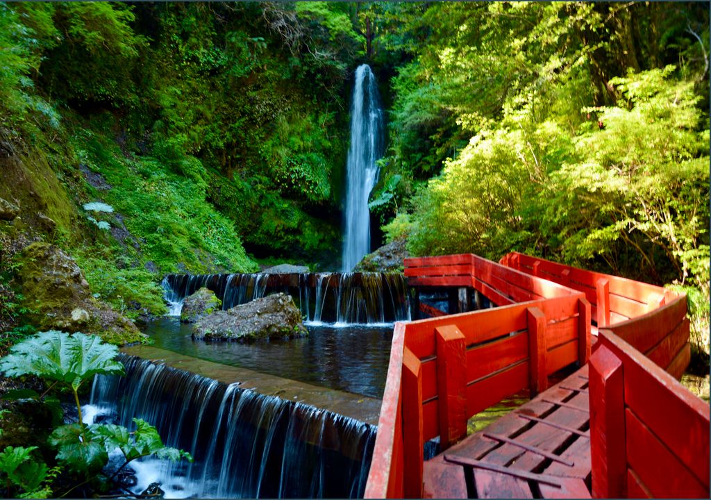 Termas Geométricas, Coñaripe, Región de los Ríos. Termas Geométricas, Coñaripe, Región de los Ríos.
