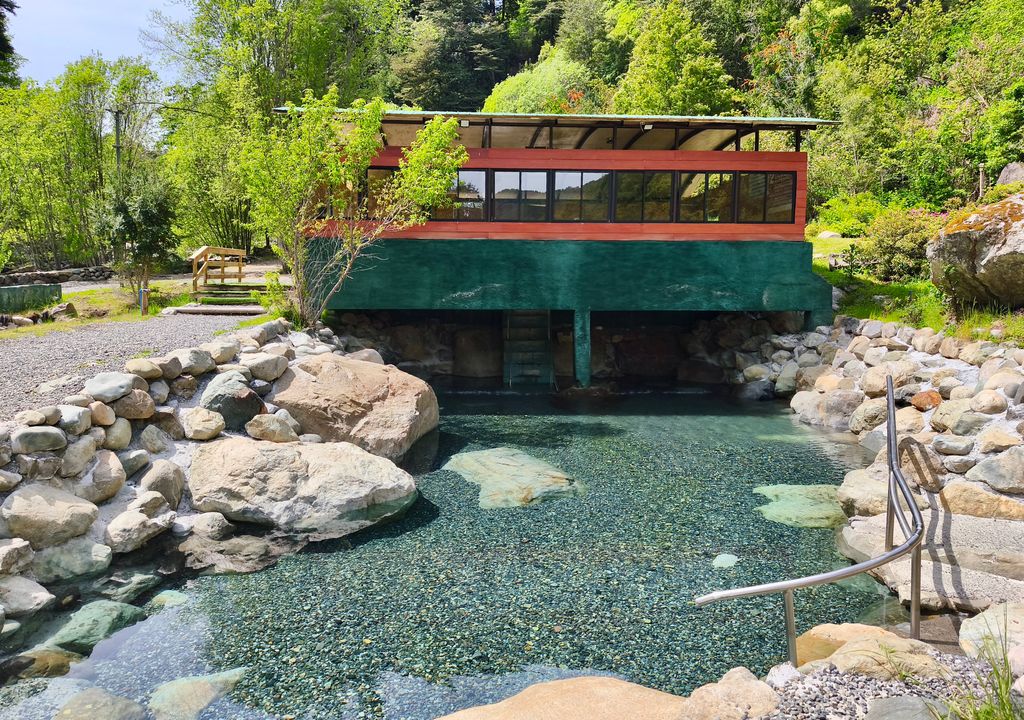 Centro termal Los Pozones, Huife. Centro termal Los Pozones, Huife.