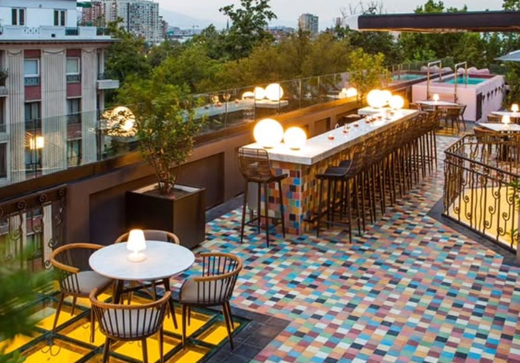 Se sitúa en un edificio histórico de 1927, conocido originalmente como "La Gárgola", que fue diseñado por el renombrado arquitecto chileno Luciano Kulczewski. Imagen: Luciano K