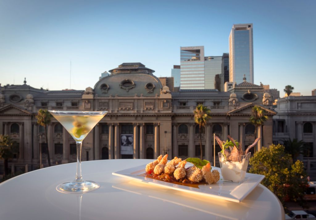 La terraza del Hotel Mercure Santiago Centro alberga el Nimbus Bar Lounge, un espacio destacado por su vista panorámica al casco histórico de la ciudad y al Cerro Santa Lucía. Imagen: Accor