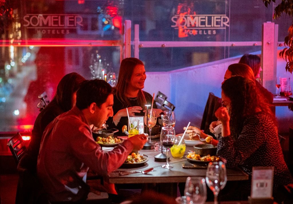 Esta terraza está ubicada en el 8° piso del Hotel Sommelier Boutique en el barrio Bellas Artes/Lastarria. Imagen: Hotel Sommelier