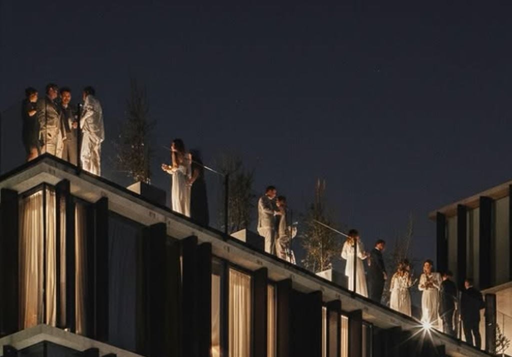 Conocida como La Terraza, se encuentra en la azotea de este hotel de 5 estrellas ubicado en pleno centro histórico de Santiago, junto al Teatro Municipal.Imagen: Hotel Debaines