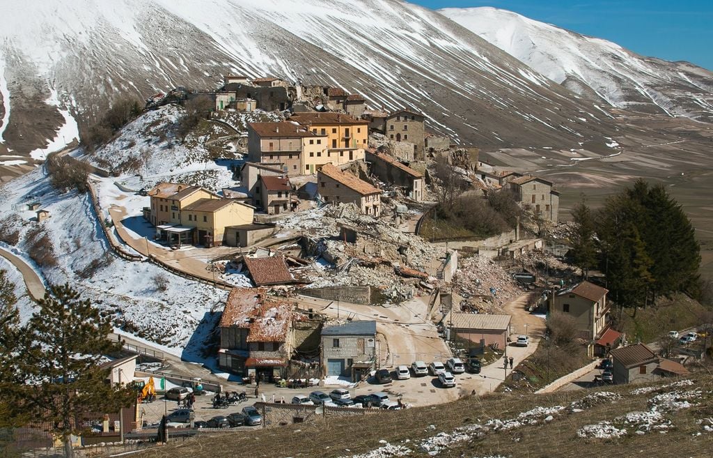 terremoto Gli effetti del sisma del 2016 a Castelluccio di Norcia, sotto il Monte Vettore (Sibillini).