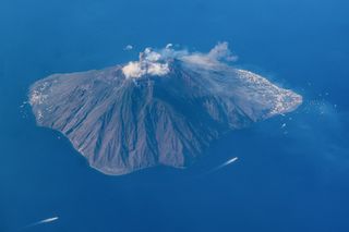 Terremoti a Santorini e in Italia, eruzione sull'Etna: cosa sta succedendo nella 