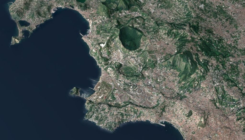 Area dei Campi Flegrei. Il terremoto del 31 luglio è un sisma di origine vulcanica-tettonica, tipico della caldera dei Campi Flegrei. Si tratta di eventi superficiali (ipocentro a soli 2-3 km di profondità), a differenza dei terremoti tettonici “normali” che possono avere ipocentri più profondi (10-30 km o più).