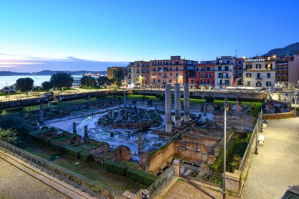 Il tempio di Serapide a Pozzuoli, uno dei simboli del bradisismo nell'area dei Campi Flegrei, con il succedersi da millenni di abbassamenti e innalzamenti del livello del suolo.