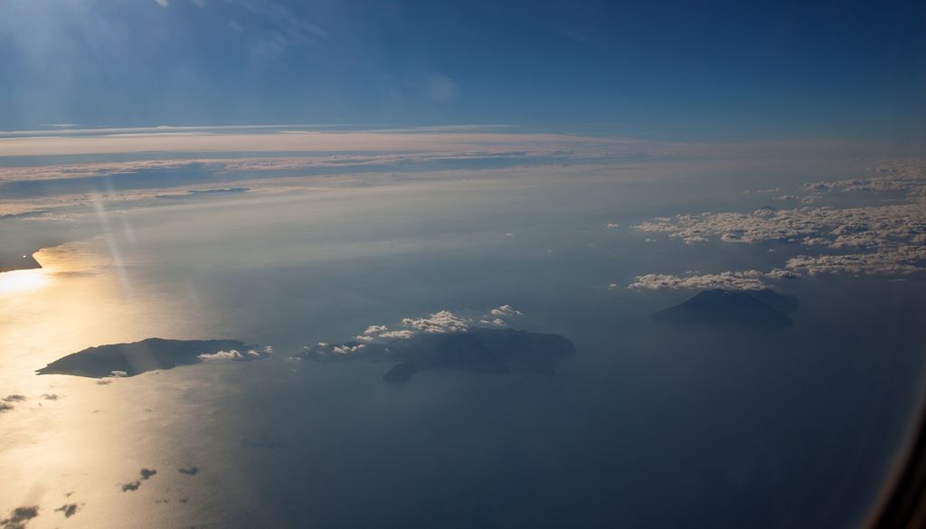 La scossa è stata avvertita nitidamente alle Isole Eolie (nella foto in un'immagine d'archivio scattata dall'aereo) e nella Sicilia del nord.