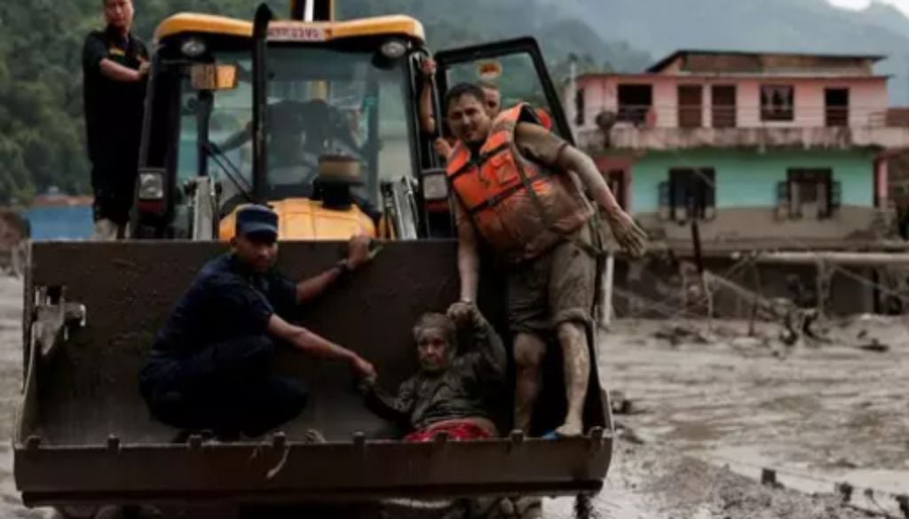 Centenas de turistas estrangeiros e nepaleses estão desaparecidos após cheia repentina do rio Bhote Koshi provocada por deslizamento. Foto: DW / Deutsche Welle