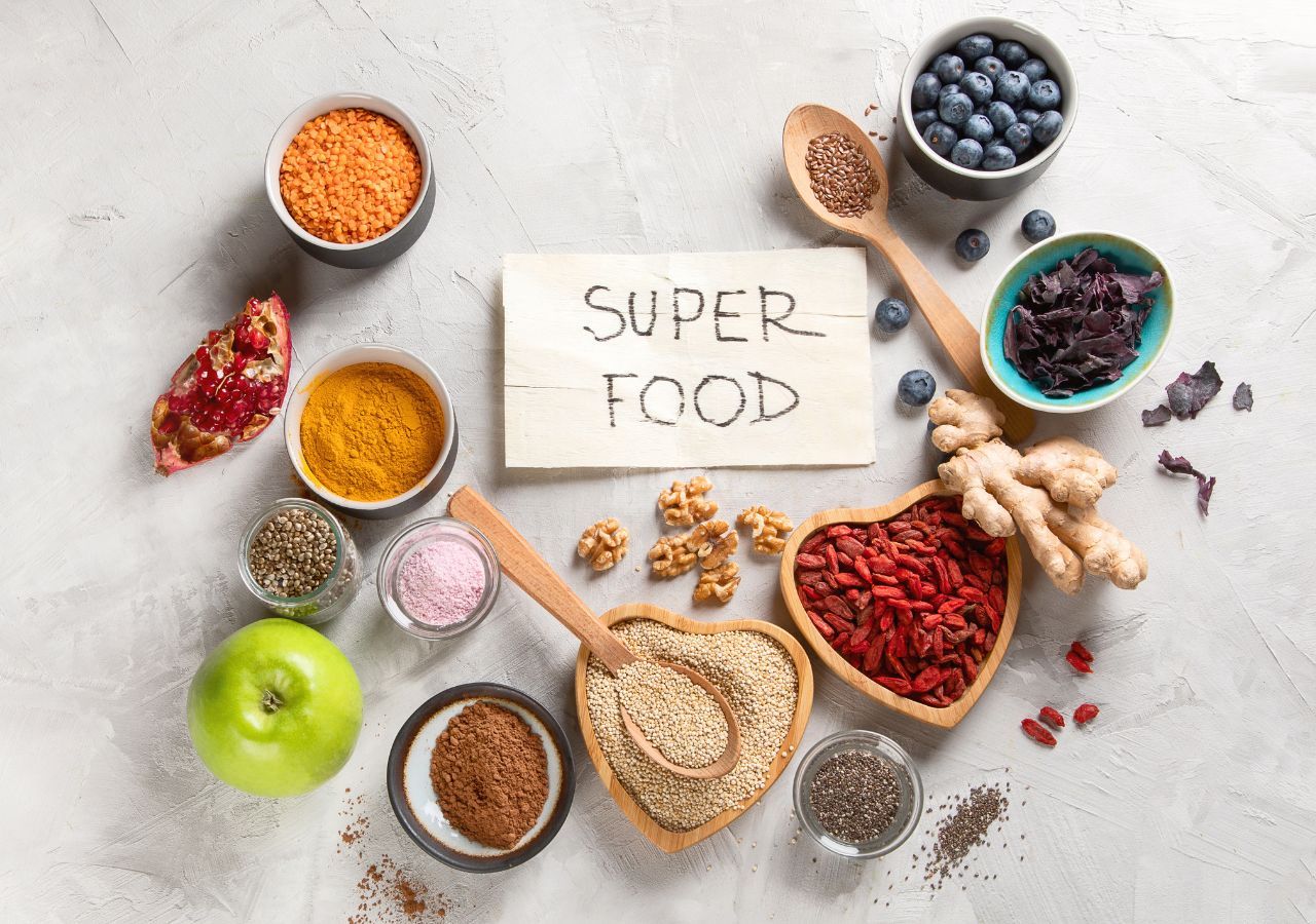 La “gracia” de los superalimentos es que ofrecen los máximos beneficios nutricionales por un mínimo de calorías. Están repletos de vitaminas, minerales y antioxidantes.