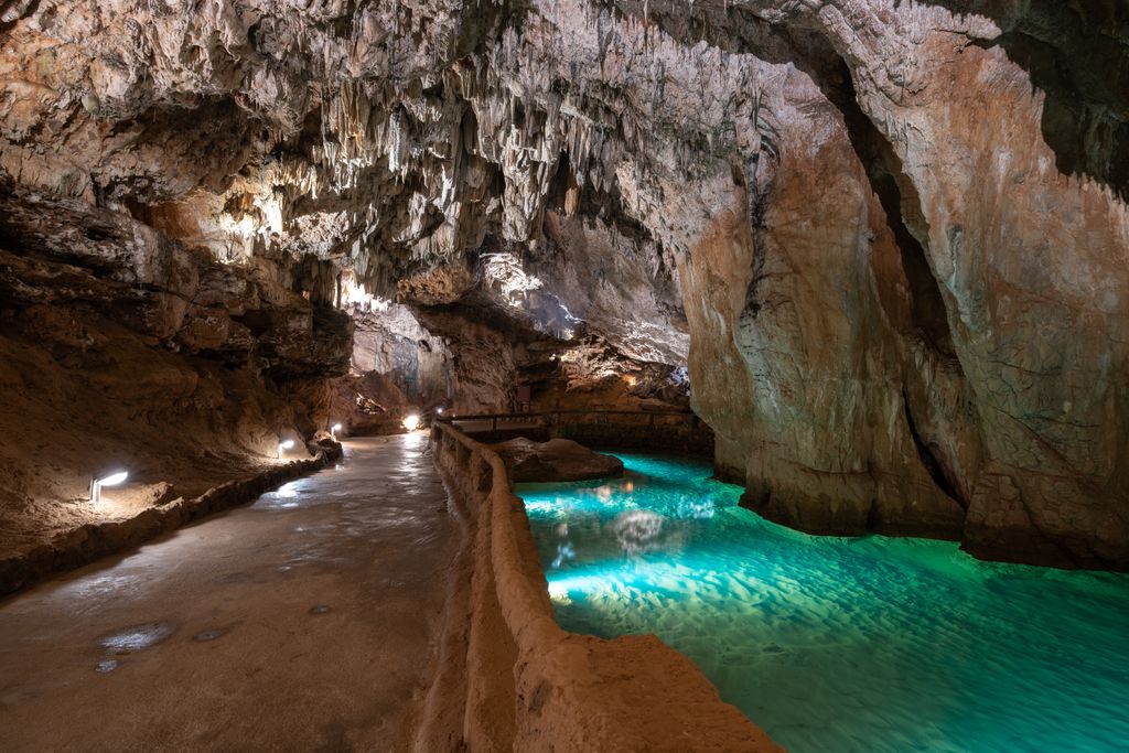 Cueva De Valporquero Descubre Las Sorpresas Que Esconde Esta Colosal 