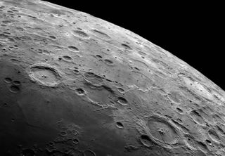 Tesouro lunar: cientistas sugerem que crateras da Lua contém mais de 1 trilhão de dólares em metais preciosos