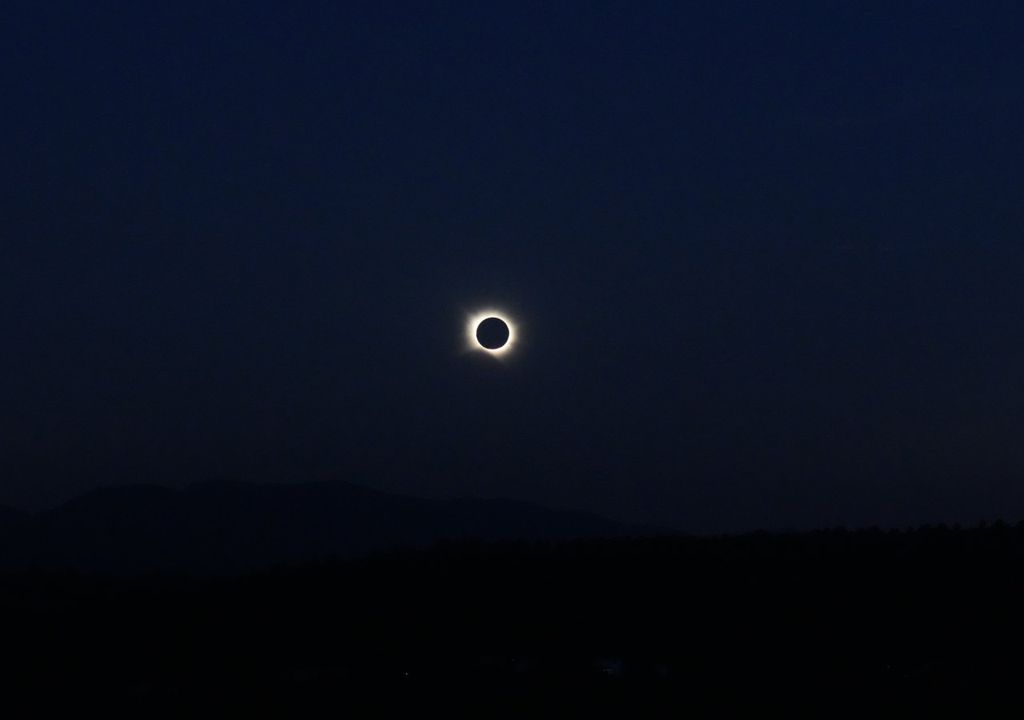 Eclipse total Momento culmen del eclipse con la noche casi cerrada en Loriguilla, Valencia. Foto: Juan José Villena Abad.