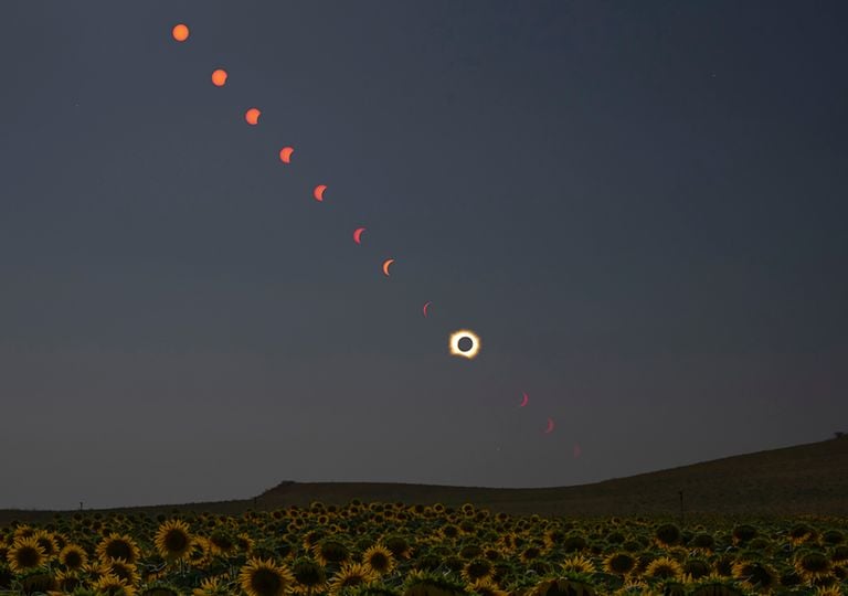 Mejores v&iacute;deos y testimonio del eclipse solar total: "grit&eacute; creo que para sentirme vivo, porque la visi&oacute;n era espectral"