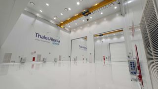 Thales Alenia Space inaugura su nueva sala de integración de satélites