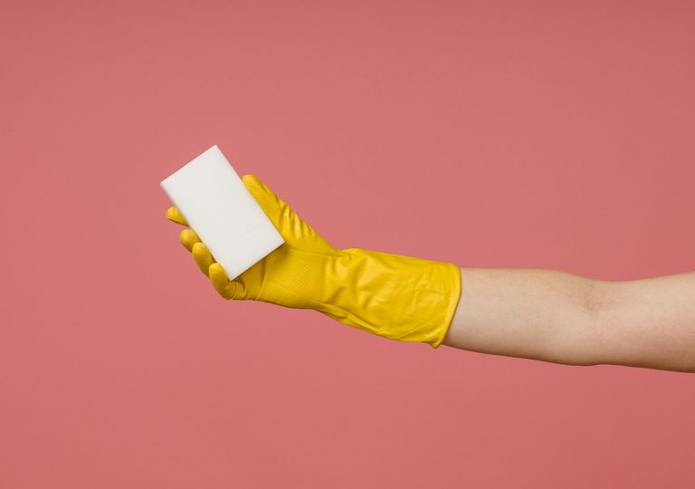 Cette &eacute;ponge "magique" que vous avez dans votre cuisine pourrait lib&eacute;rer des millions de fibres plastiques