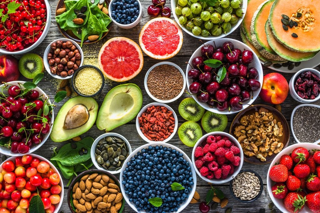 Auswahl gesunder Lebensmittel. Superfoods, verschiedene Obstsorten und Beeren, Nüsse und Samen. Auswahl gesunder Lebensmittel. Superfoods, verschiedene Obstsorten und Beeren, Nüsse und Samen.