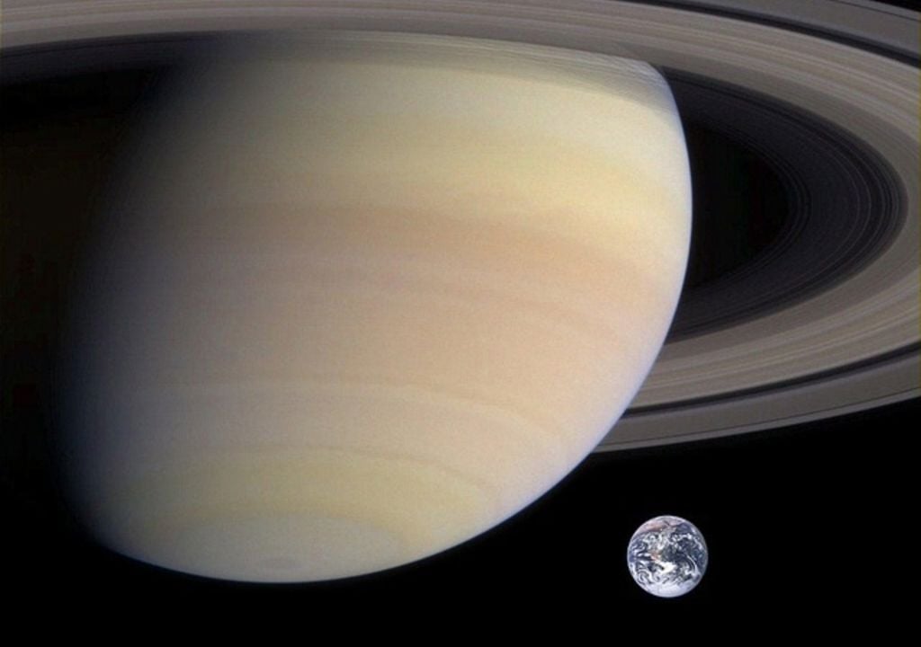 Comparación de tamaño entre la Tierra y Saturno