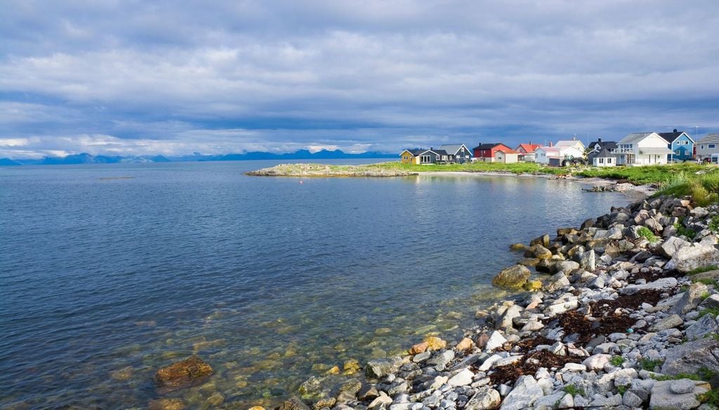 Alcune case colorate lungo la costa di Andenes, sull'isola di Andøya
